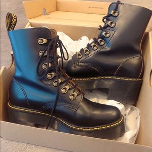 Dr. Martens Leona Leather Boots Black Womens‘ 5